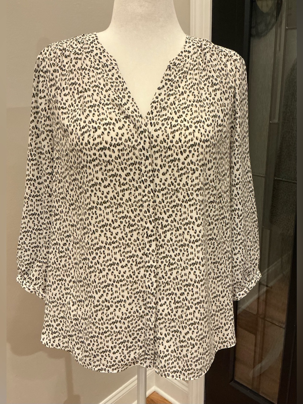 NYDJ Women's Cream Pin Tuck Leopard Print V-Neck Blouse size Medium